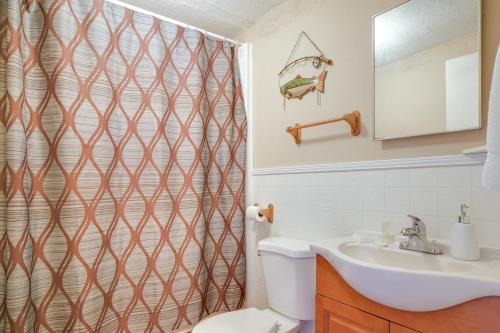 ein Bad mit einem Waschbecken und einem Duschvorhang in der Unterkunft Dandridge Cabin in Inspiration Cove with Lake Access in Dandridge