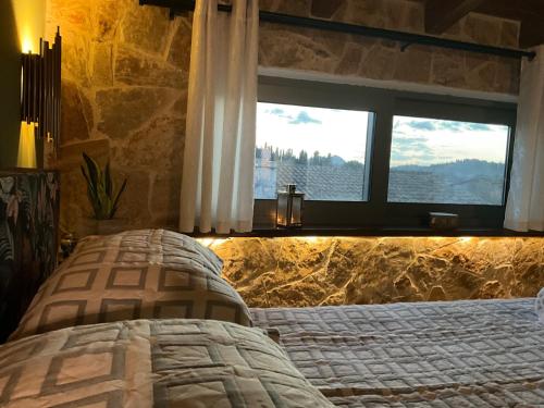una camera con un letto e una grande finestra di Skyview suite ad Alepoú