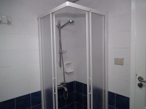 een douche met een glazen deur in een badkamer bij Jewel Glorious Hotel in Caïro