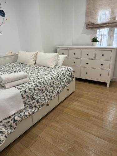 1 dormitorio blanco con 1 cama y vestidor en Goya Córdoba, en Córdoba