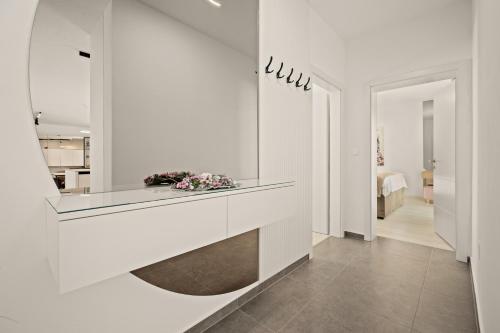 eine weiße Küche mit einer Theke mit Blumen darauf in der Unterkunft Serenity home Villa Tea with heated pyrolysis salt water in Loborika