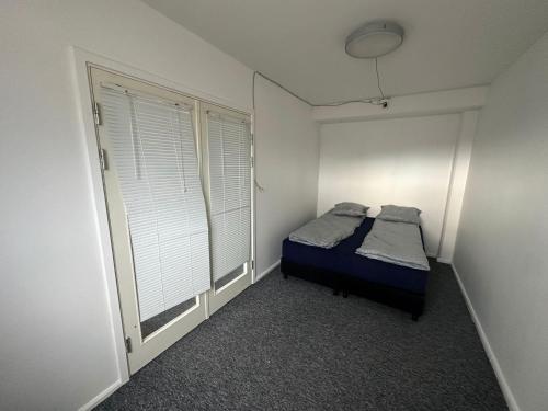 Gulta vai gultas numurā naktsmītnē Airport Room