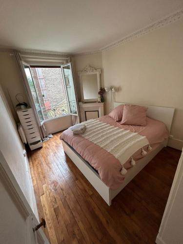 sypialnia z dużym łóżkiem i oknem w obiekcie Nice apartement near to Paris w mieście Neuilly-sur-Seine