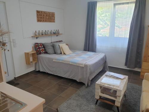 a small bedroom with a bed and a window at Apartamento los 3B in Manabao