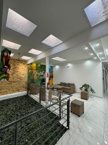 een lobby met een wachtkamer met een bank bij Apartaestudio La Capital in San José