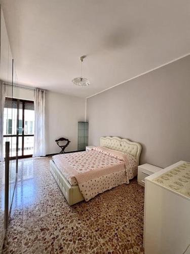 1 dormitorio con 2 camas en una habitación en Appartamento Via Bologna en Alessandria