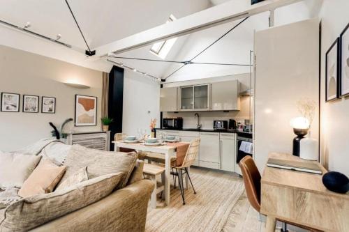 Et opholdsområde på City Stays Hideaway Luxury Townhouse in Canterbury, sleeps 6