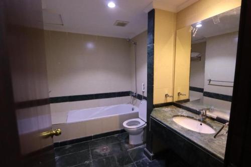 Bathroom sa hotel aldhahab