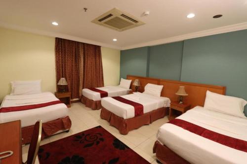 Uma cama ou camas num quarto em hotel aldhahab