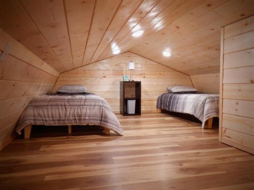 a room with two beds in a log cabin at Lucky Guesthouse in Trapper Creek