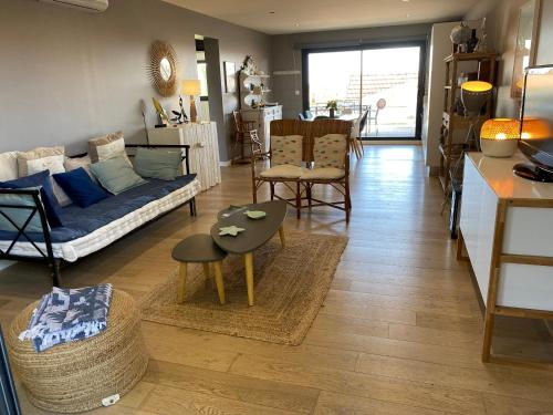 un salon avec un canapé et une table dans l'établissement Villa à 2 min à pied de la plage, à Arcachon