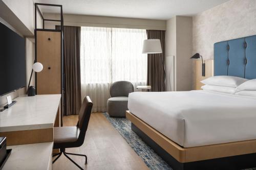 a hotel room with a bed and a desk at San Jose Marriott in San Jose