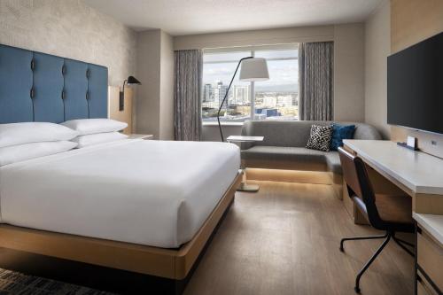 una camera d'albergo con letto e scrivania di San Jose Marriott a San Jose