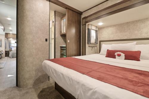 - une chambre avec un grand lit blanc et des oreillers rouges dans l'établissement Sunshine Key RV Resort & Marina, à Big Pine Key
