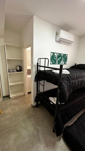 Habitación con 2 literas en una habitación en DOCTA RESIDENCIA en Córdoba