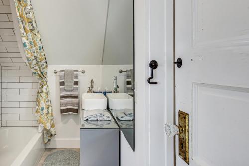 een witte badkamer met 2 wastafels en een spiegel bij New Melle Apartment Near Missouri Wine Country in Wentzville