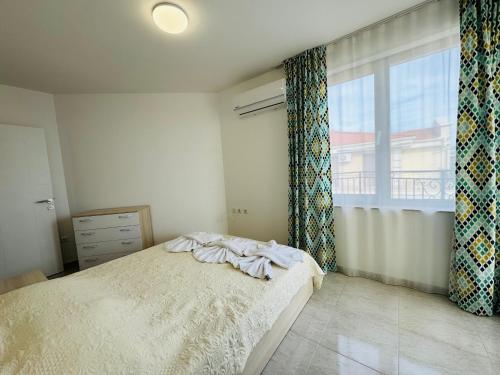 una camera con un letto e una grande finestra di HORIZON 17 C Apartment Sveti Vlas a Sveti Vlas