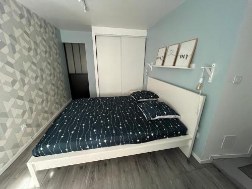 - une chambre avec un lit et une couette noire dans l'établissement Au Coeur de la Cité Médiévale, à Montluçon