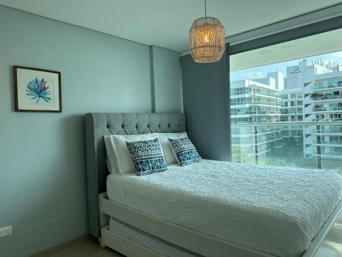 1 dormitorio con cama y ventana grande en Luxury Morros Seaway Cartagena, en Cartagena de Indias