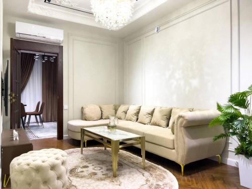 撒馬爾罕的住宿－Modern Lux，客厅配有沙发和桌子