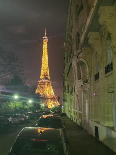 - une vue sur la tour Eiffel la nuit dans l'établissement Gavril, à Cergy