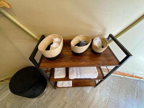 una mesa con cuatro cestas encima en Way To Heaven Glamping, en Monteverde