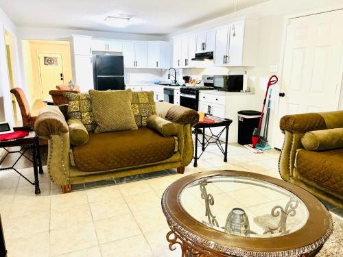 ein Wohnzimmer mit 2 Sofas und einem Tisch in der Unterkunft Cozy and Convenient! in Port Arthur