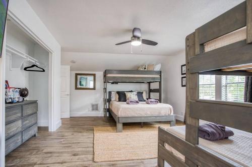 una camera da letto con un letto e un ventilatore a soffitto di Your Seaside Sanctuary on Ocean Drive Awaits a Corpus Christi