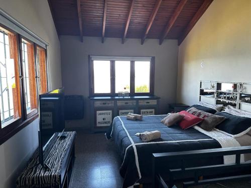 ein Schlafzimmer mit einem großen Bett mit Kissen darauf in der Unterkunft Casa de las Chacras 2 in San Carlos de Bariloche