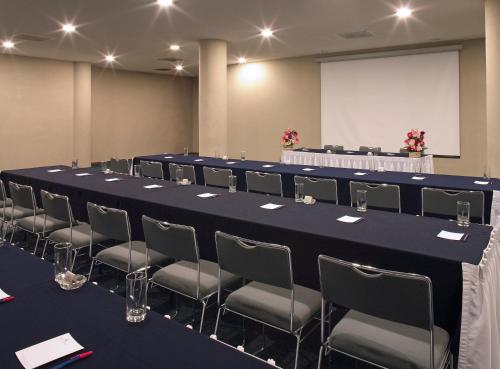 a conference room with a long table and chairs at Hotel Francia Aguascalientes in Aguascalientes