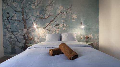 Una toalla puesta en una cama en un dormitorio en Résidence du Palais, en Nevers
