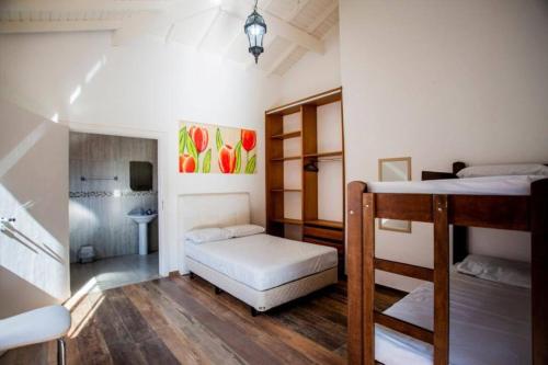 een slaapkamer met 2 stapelbedden en een badkamer bij Chácara Fortaleza refúgio ao lado de São Paulo!! in Mairiporã