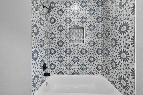 bagno con lavandino e parete decorata con fiori di Charming 1940 bungalow 4mi downtown & 2mi Heights a Houston