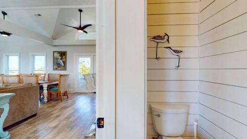 a room with a wall with birds on it at Sundancer in Southport