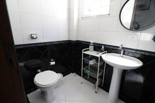 Opera Hostel في كوريتيبا: حمام مع مرحاض ومغسلة ومرآة