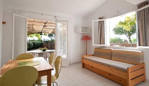 une chambre avec un lit et une table et une salle à manger dans l'établissement Domaine de la Punta, à Porto-Vecchio