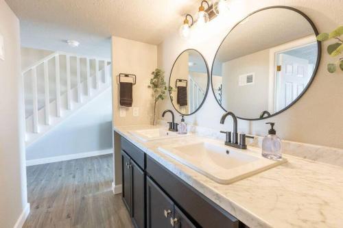 布蘭森的住宿－White River Condo - Newly Updated!，一间带两个盥洗盆和大镜子的浴室
