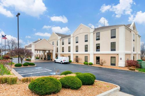 a building with a car parked in a parking lot at Comfort Inn Near Six Flags St Louis in Pacific