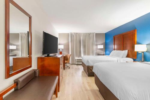 um quarto de hotel com duas camas e uma televisão de ecrã plano em Comfort Inn Near Six Flags St Louis em Pacific
