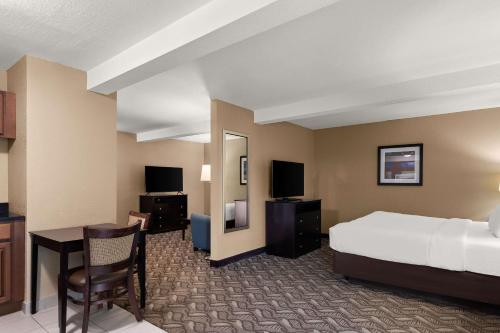 Habitación de hotel con cama, escritorio y silla en Comfort Inn & Suites Springfield I-55, en Springfield