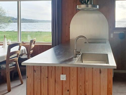 cocina con fregadero y ventana grande en Four-Bedroom Holiday home in Skanderborg, en Skanderborg