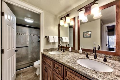 une salle de bain avec deux lavabos et une douche dans l'établissement Lakeland Village 471 - Resort Magic 2BR Loft, à South Lake Tahoe