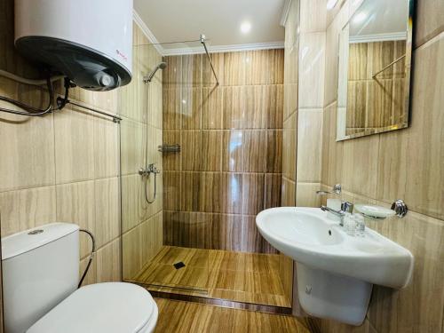 uma casa de banho com um WC e um lavatório em HORIZON 6 A Apartment Sveti Vlas em Sveti Vlas