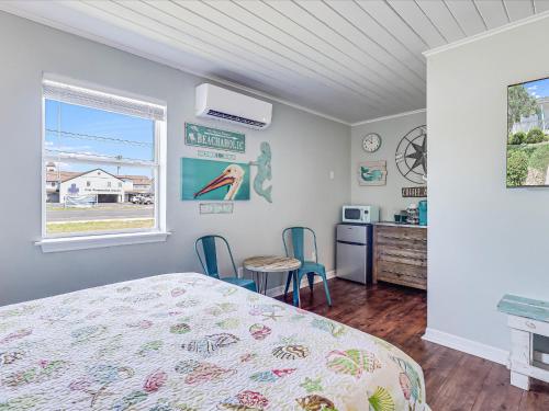a bedroom with a bed and a table and chairs at Oak Cottages 1 in Rockport