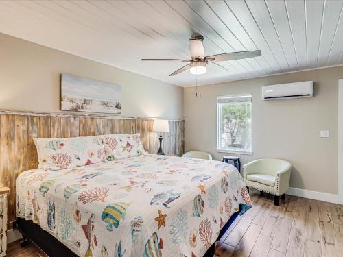 a bedroom with a bed and a ceiling fan at Oak Cottages 3 in Rockport