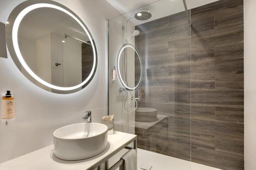 a bathroom with a sink and a mirror at Mercure Montpellier Centre Comédie in Montpellier