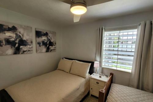 - une petite chambre avec un lit et une fenêtre dans l'établissement Naguabo Renovated Property - Cozy Apartment, à Naguabo