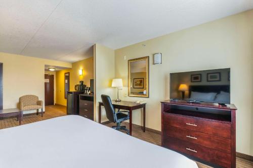 Comfort Inn & Suitesにあるベッド