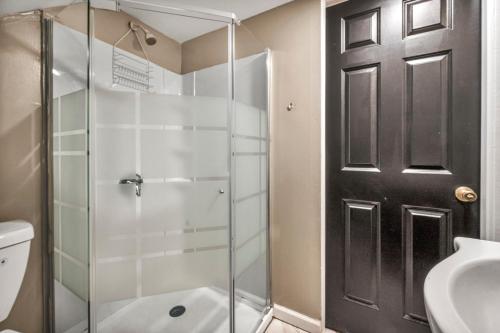 baño con cabina de ducha de cristal junto a un aseo en 3336 Storer 1 Bedroom 4, en Cleveland