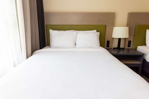a large white bed in a hotel room at Country Inn & Suites by Radisson, Lehighton-Jim Thorpe, PA in Lehighton